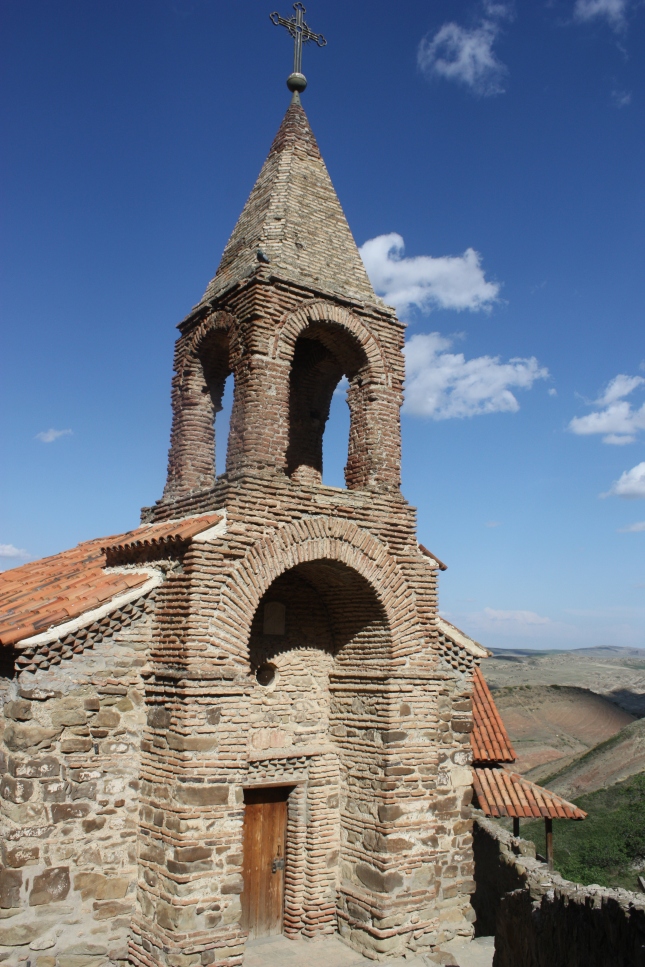Kościół z wieżą dzwonną nad wejściem, Lavra